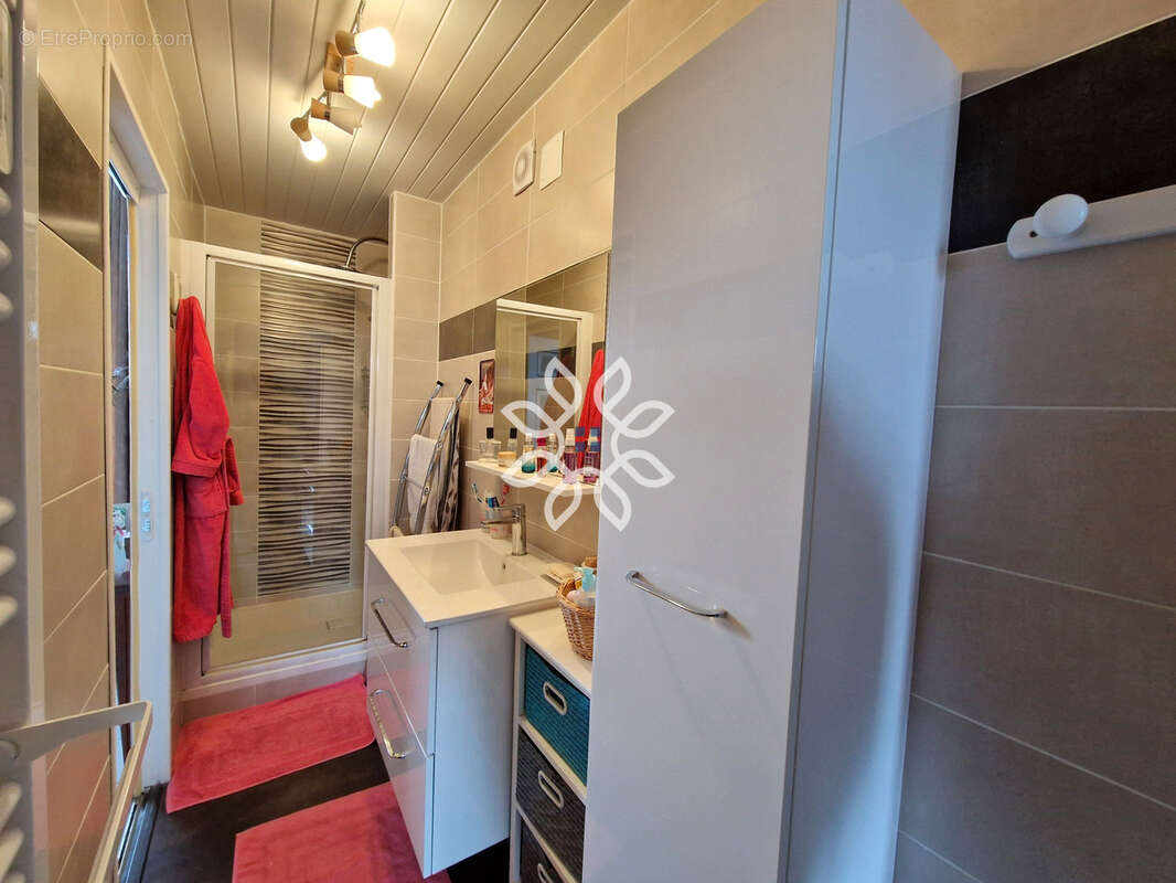Maison familiale avec sous-sol complet et jardin - photo 14