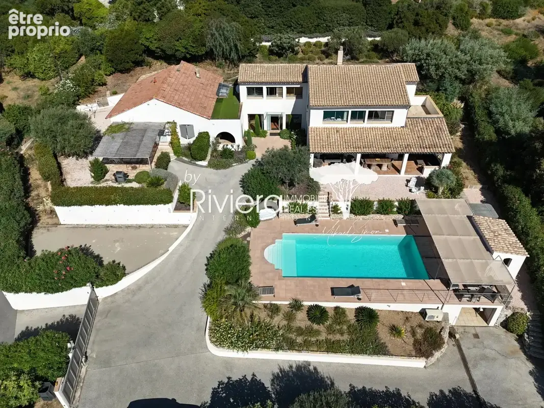 CAVALAIRE - Propriété 486m2 avec piscine et vue mer ! - photo 3
