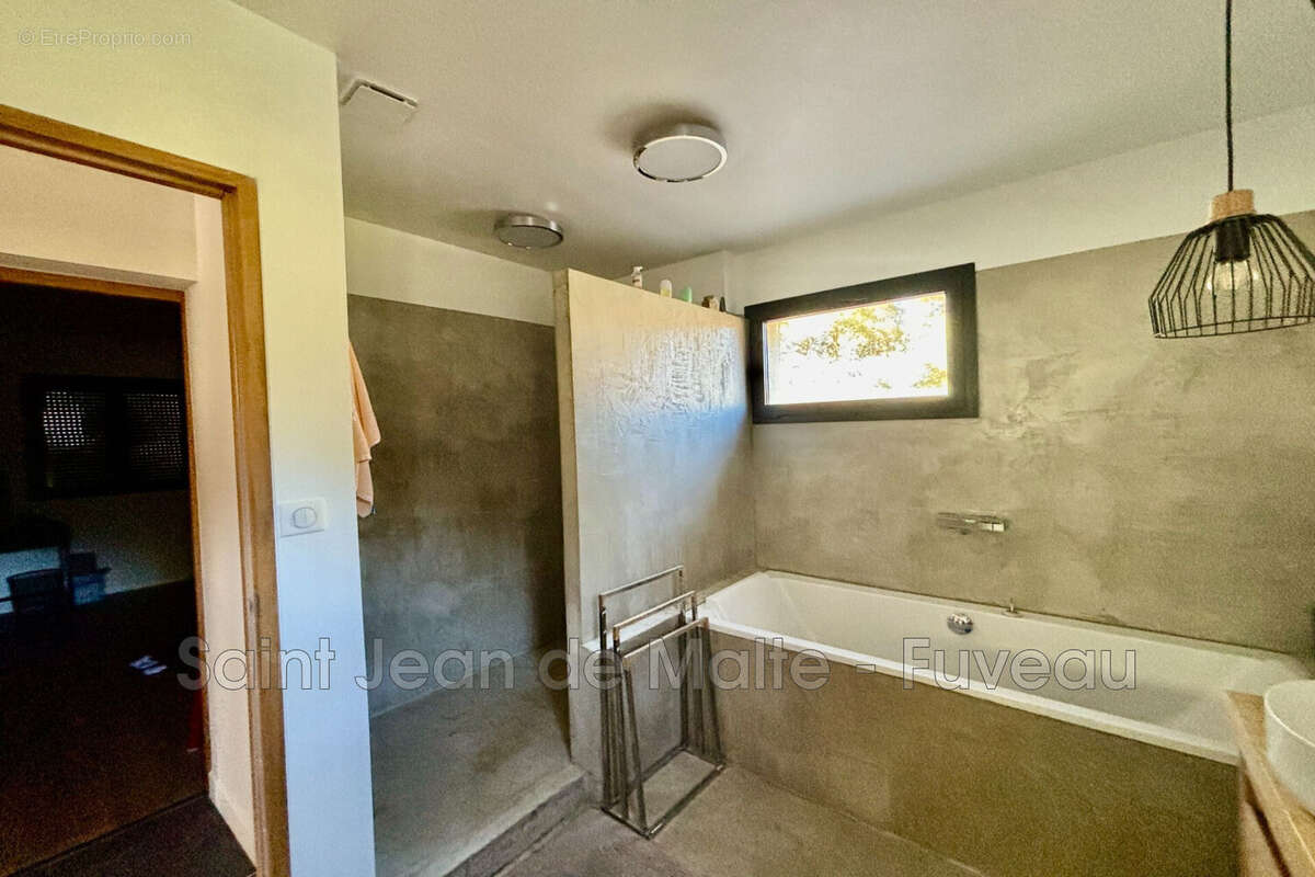 Maison à SIMIANE-COLLONGUE