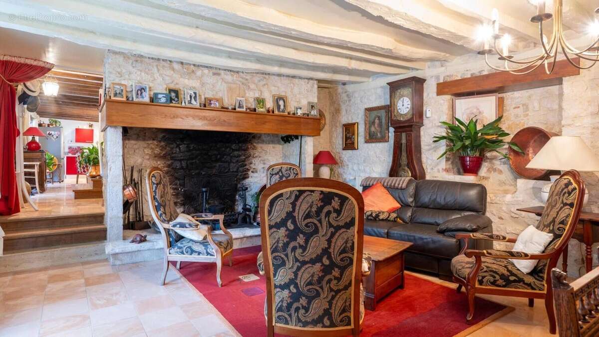 Secteur CARLUX, sur les hauteurs, Longère composée d'une maison, - photo 6