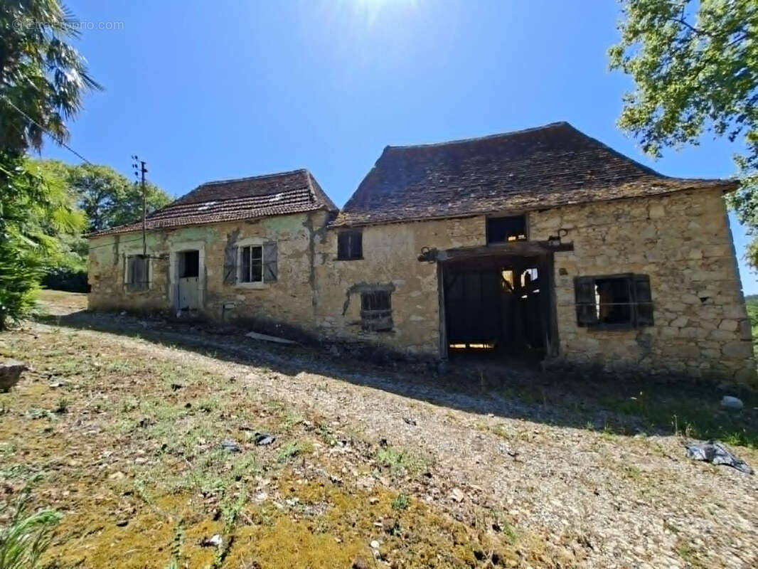 Corps de ferme des années 70 avec dépendances et 5 Hectares de terres et bois d'un seul tenant. - photo 2