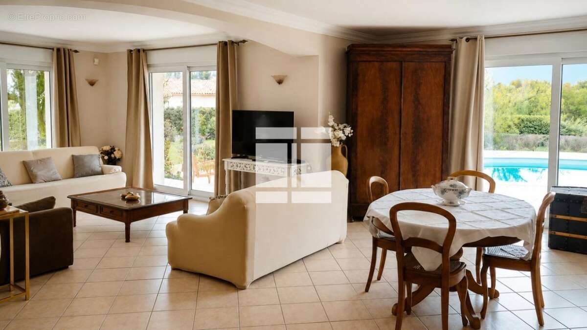 Charmante villa de 167m2 avec piscine édifiée sur un terrain de 2 722m2 - photo 5