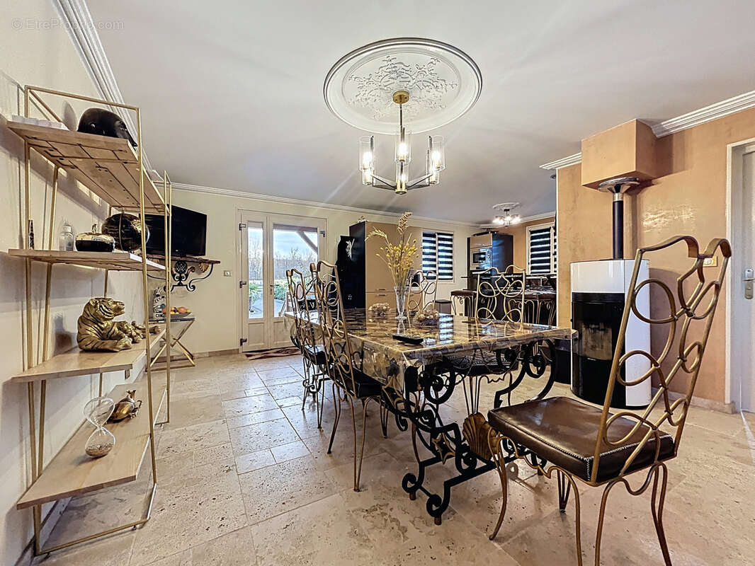 Maison à SAINT-PANTALEON-DE-LARCHE