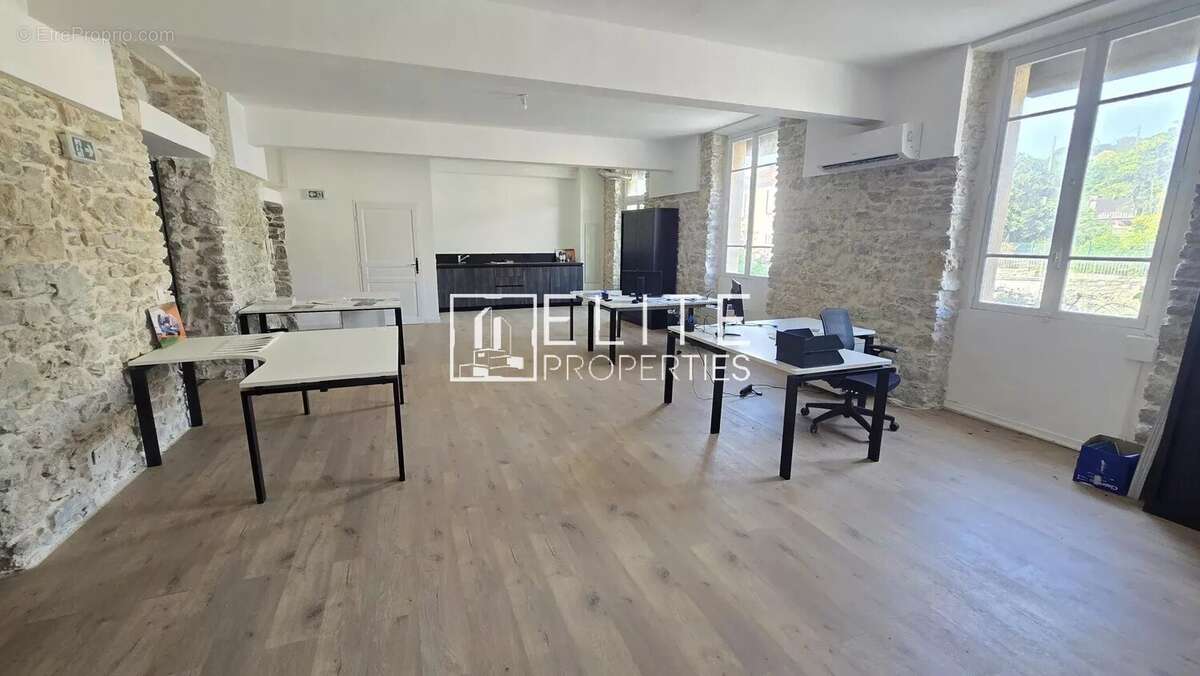 Commerce à MOUGINS
