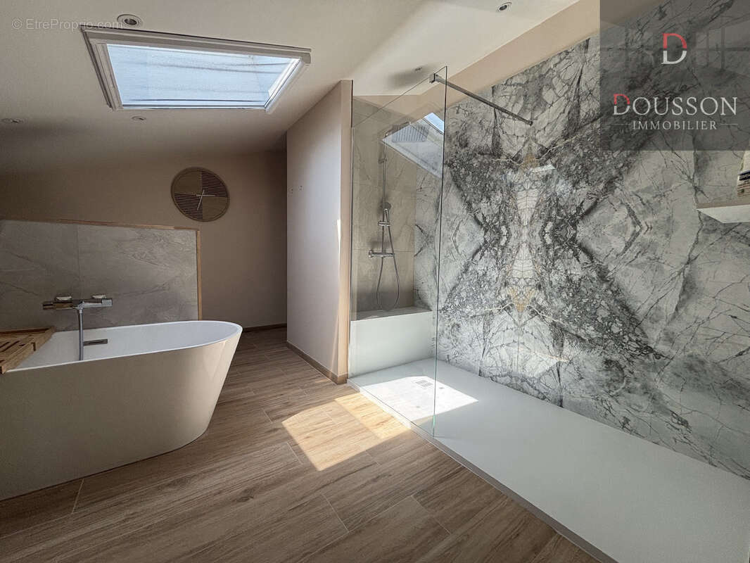Villa de prestige de 220 m2 avec piscine, vaste garage et prestations haut de gamme à Aigues-Mortes - photo 8