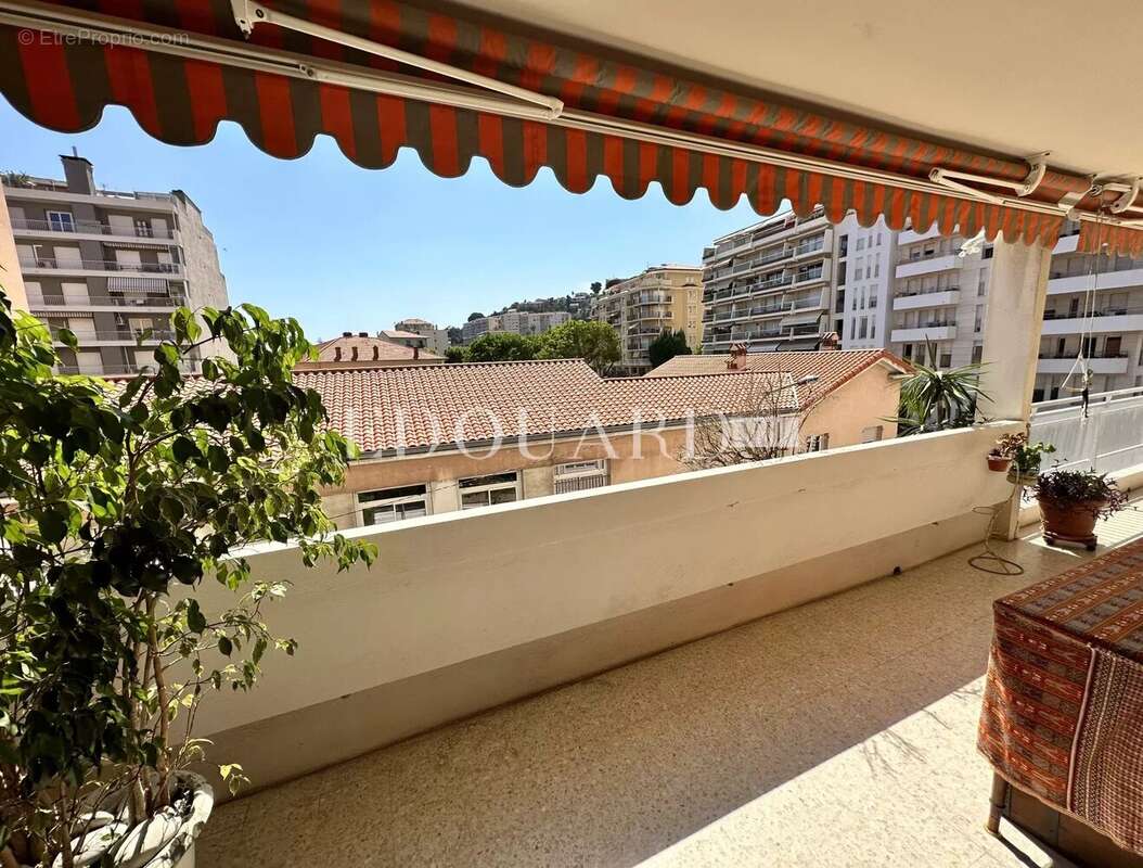 Spacieux deux pièces en excellent état avec splendide terrasse, cave et grand parking en sous-sol - photo 10