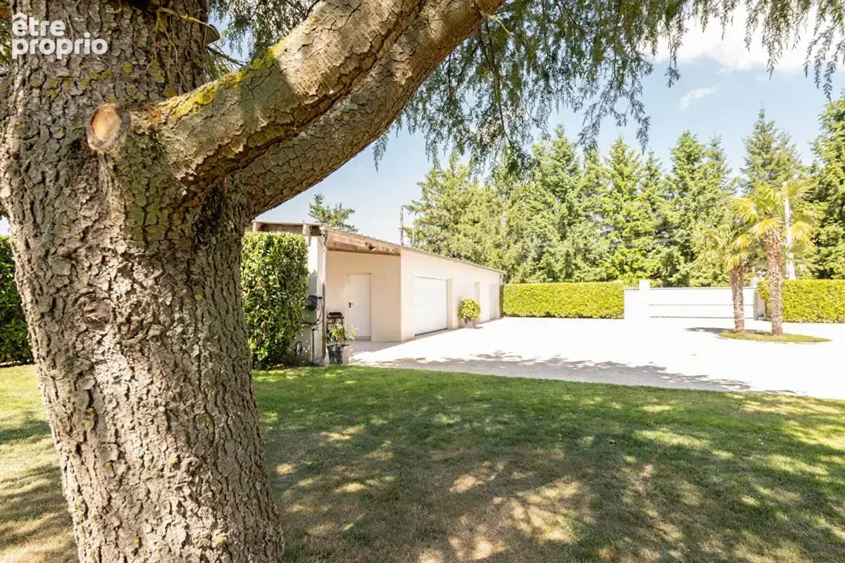 Lieux uniques ® x propriétés privées ® propose garage de 83 m² et bucher de 28 m² sur terrain de 1502 m² - photo 2
