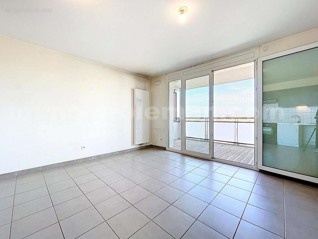 APPARTEMENT_T2_VILLE-LA-GRAND_frontière_suisse_genève_CEVA_SECTEUR_agréable_verdoyant_vue_dégagée_lumineux_investisseur_séjour_cuisine_chambre_salon - Appartement à VILLE-LA-GRAND