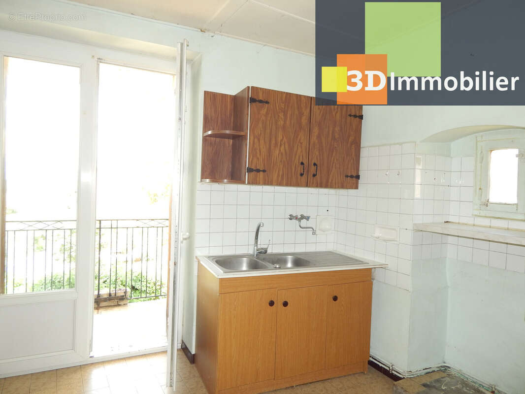 CUISINE LOGEMENT ÉTAGE - Maison à LONS-LE-SAUNIER