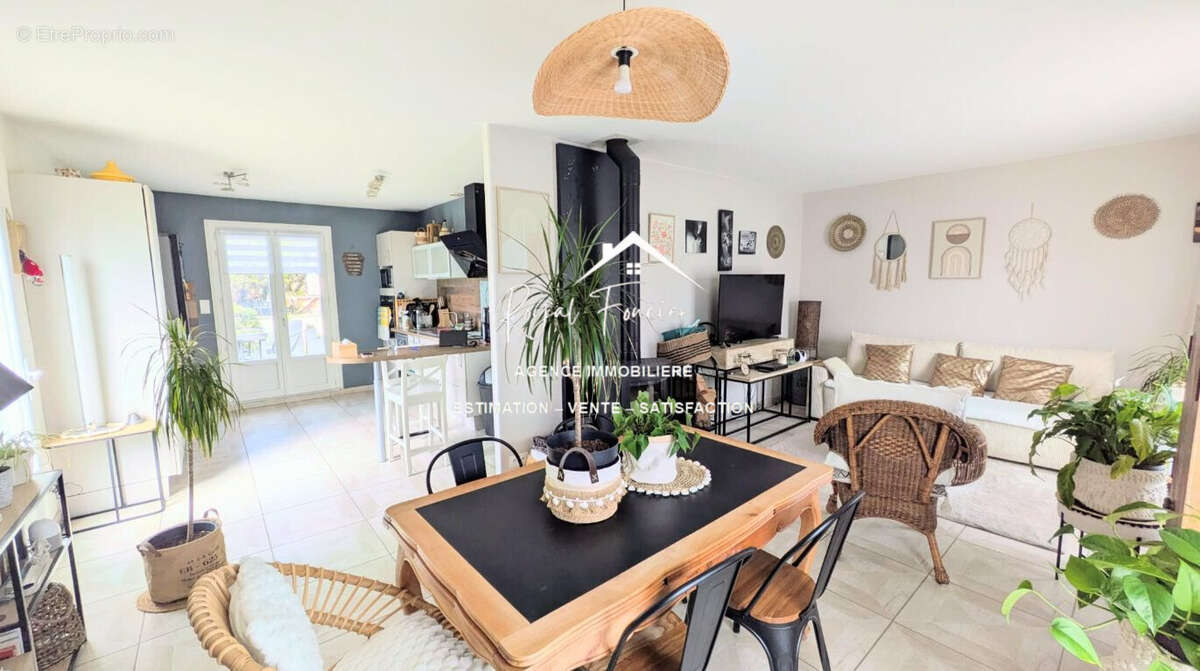 Séjour avec poêle à bois - Maison à DESCARTES