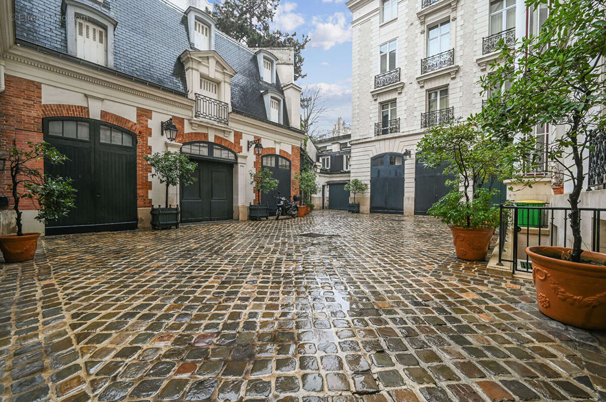 Appartement à PARIS-16E