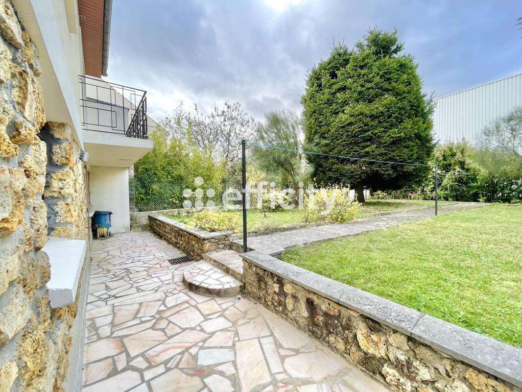 Maison à LES CLAYES-SOUS-BOIS