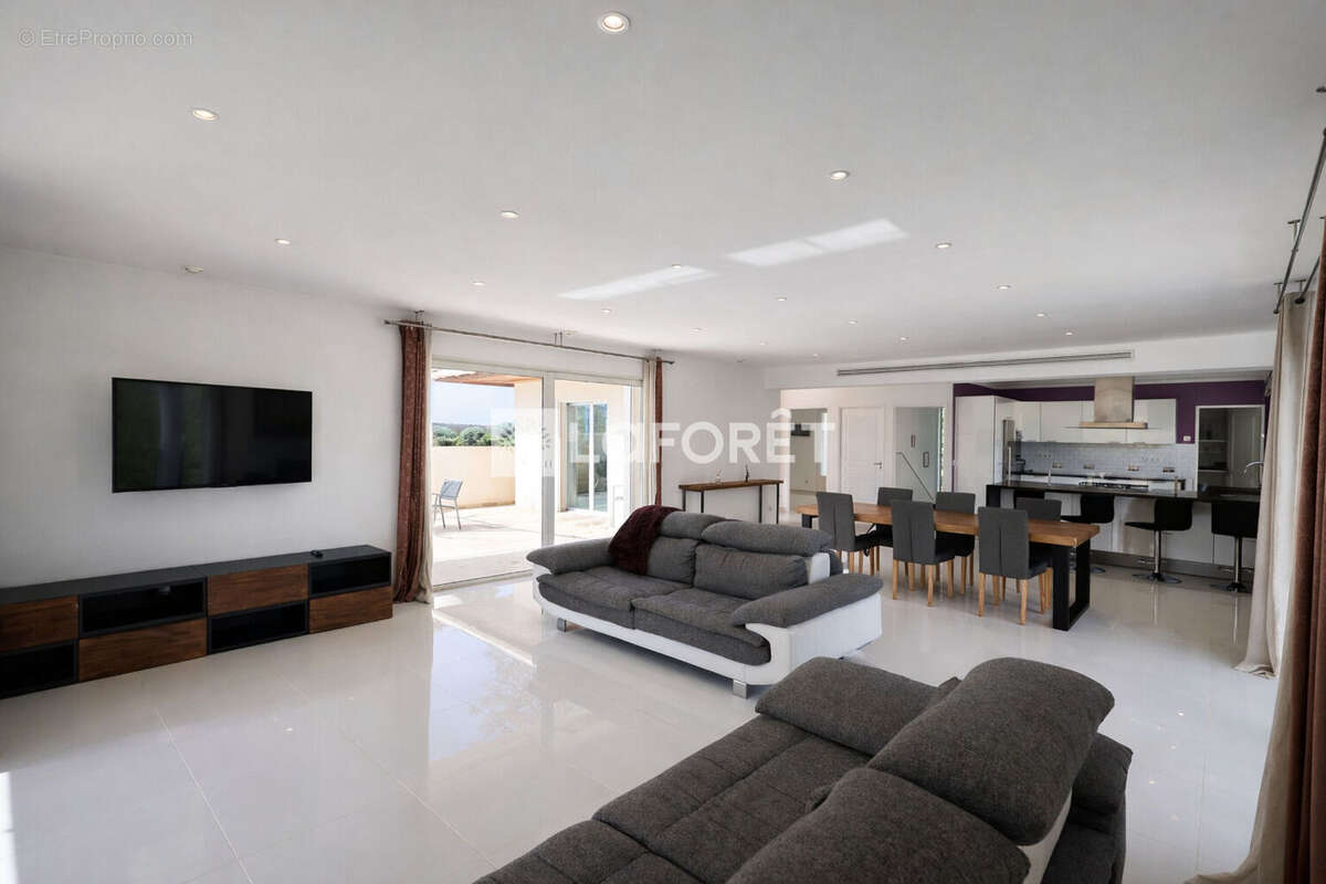 Maison à CHATEAUNEUF-GRASSE