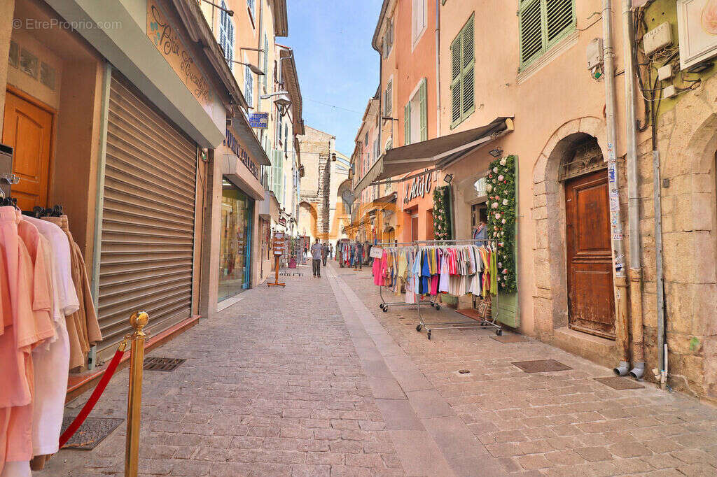 Commerce à SAINT-MAXIMIN-LA-SAINTE-BAUME