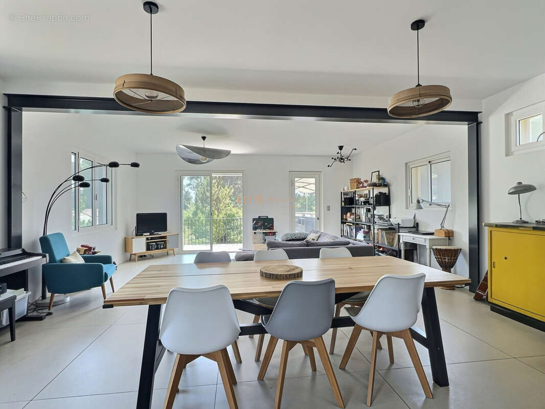 Maison 233 m² à Saint-Chamas  - photo 9