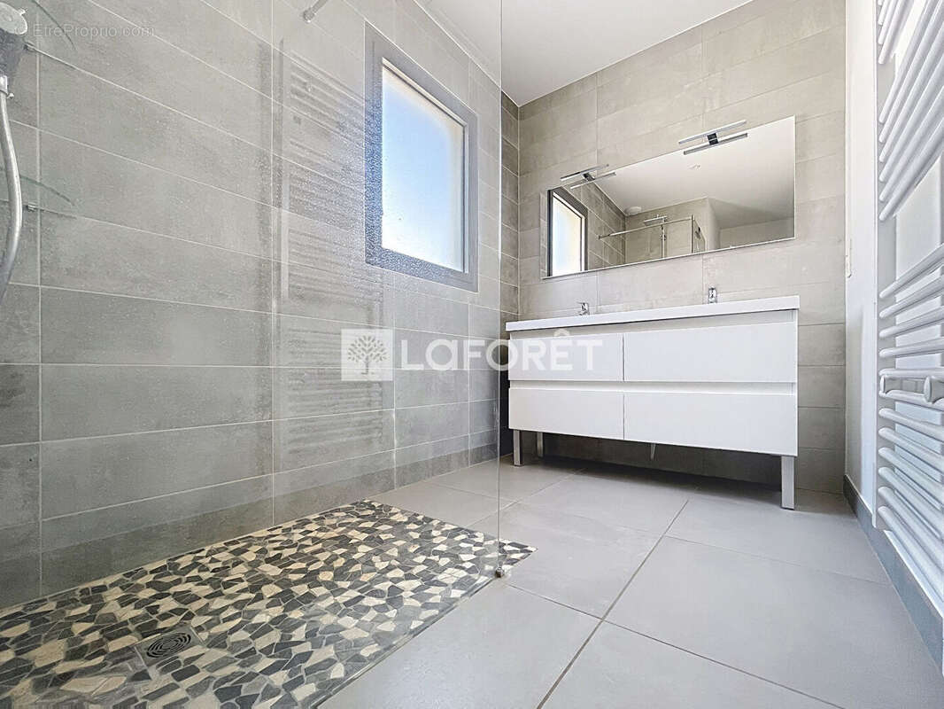 Maison à SAINTE-COLOMBE-DE-LA-COMMANDERIE