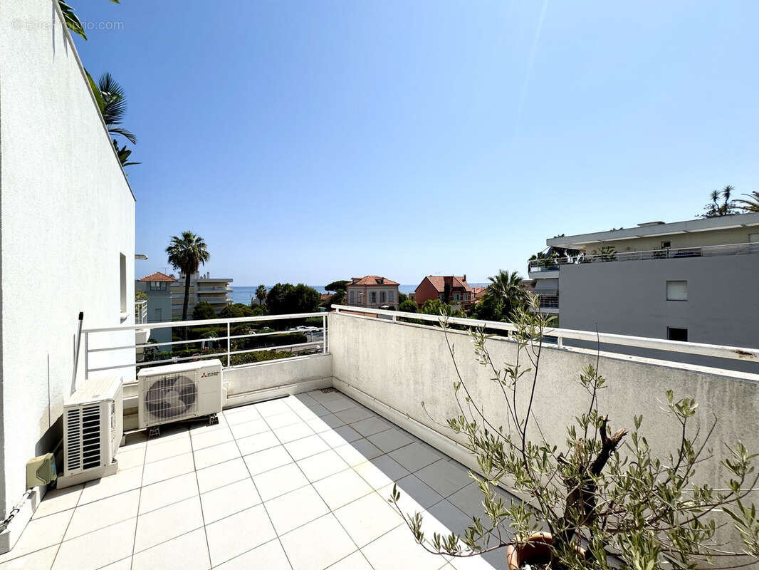 Golfe Juan à 300 m de la plage, vaste trois pièces de 79 m2 avec 52 m2 de terrasses - photo 12