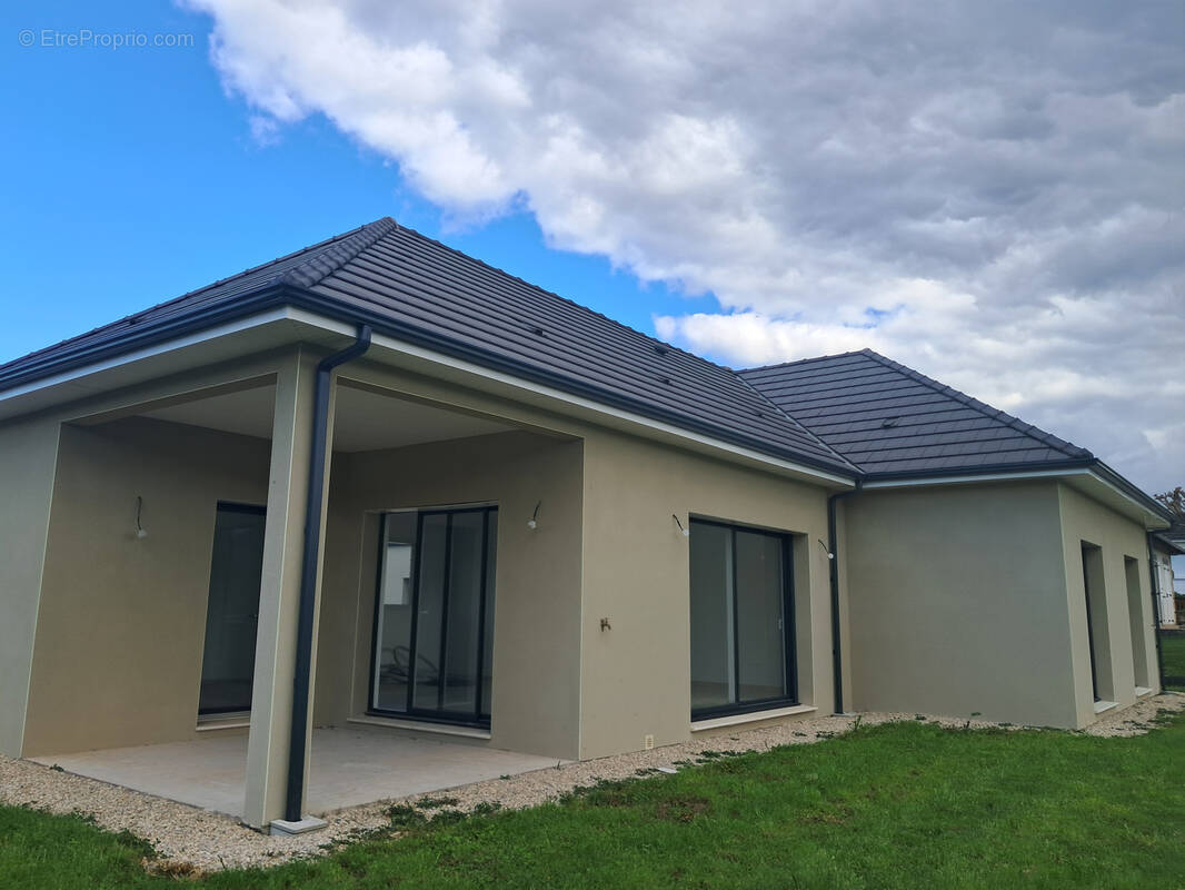 Maison à SAINT-PANTALEON-DE-LARCHE