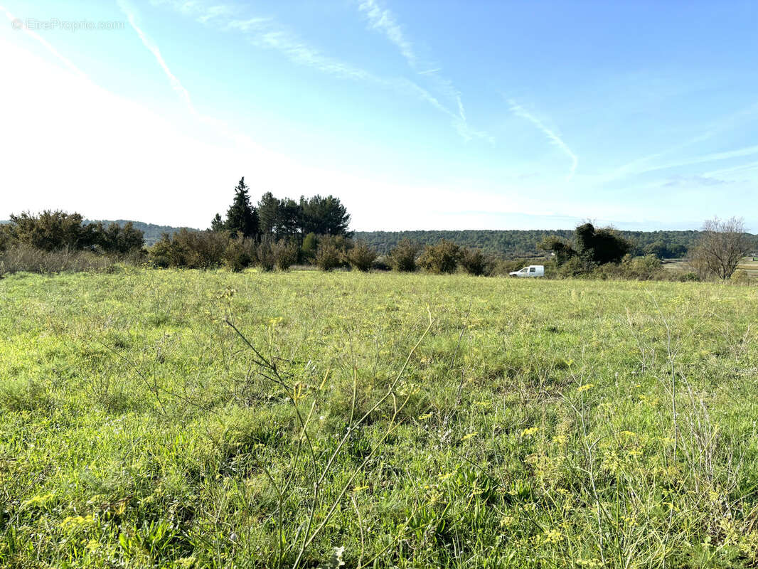 Terrain constructible de 4086 m2 viabilisé - photo 3