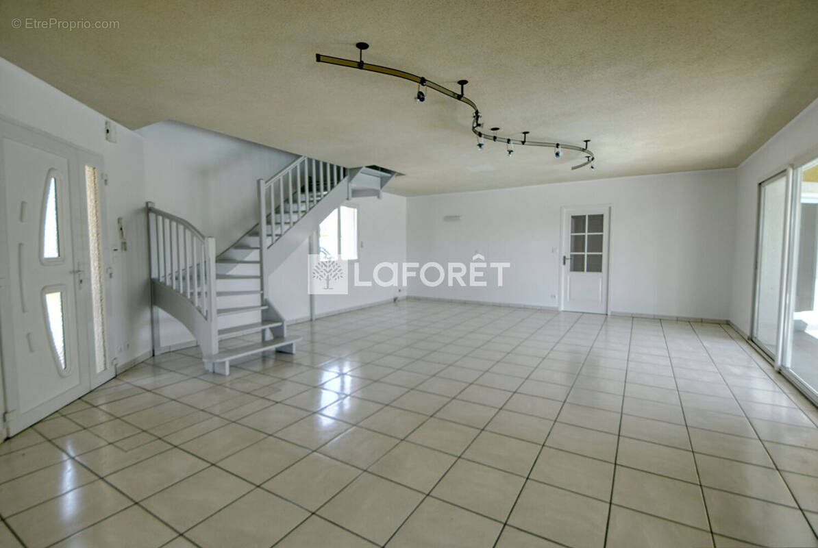 A vendre maison avec piscine et environnement paysage a 3 min de l'autoroute - photo 3