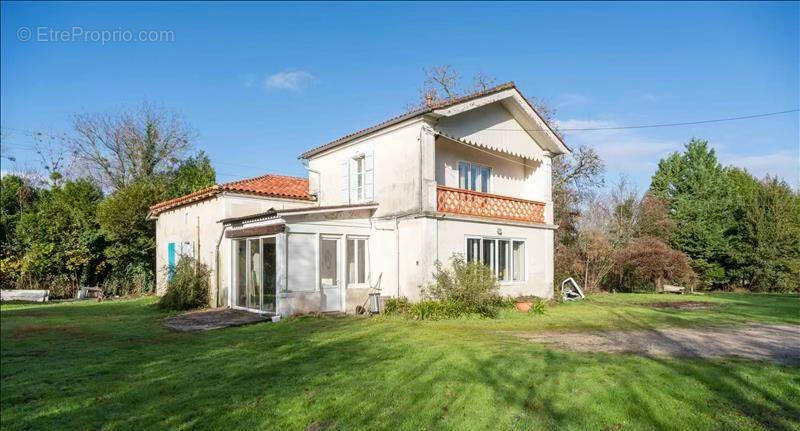 Maison à BARBEZIEUX-SAINT-HILAIRE