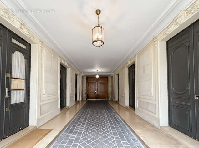 Commerce à PARIS-8E