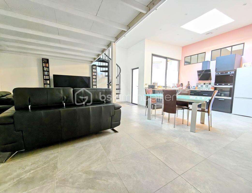 EXCLUSIVITÉ – Magnifique appartement duplex avec terrasse au cœur de la Place du Forum à Reims ! - photo 3