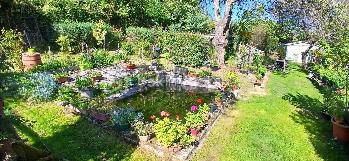 Maison à BORS(CANTON DE MONTMOREAU-SAINT-CYBARD)