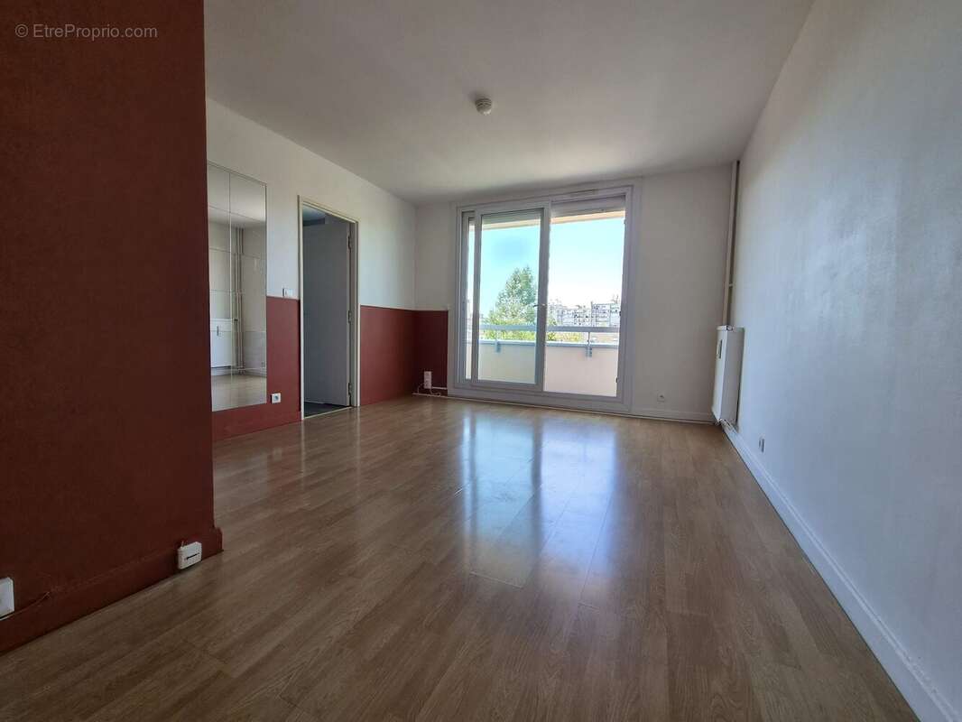 piece de vie 3  studio NEUILLY SUR MARNE