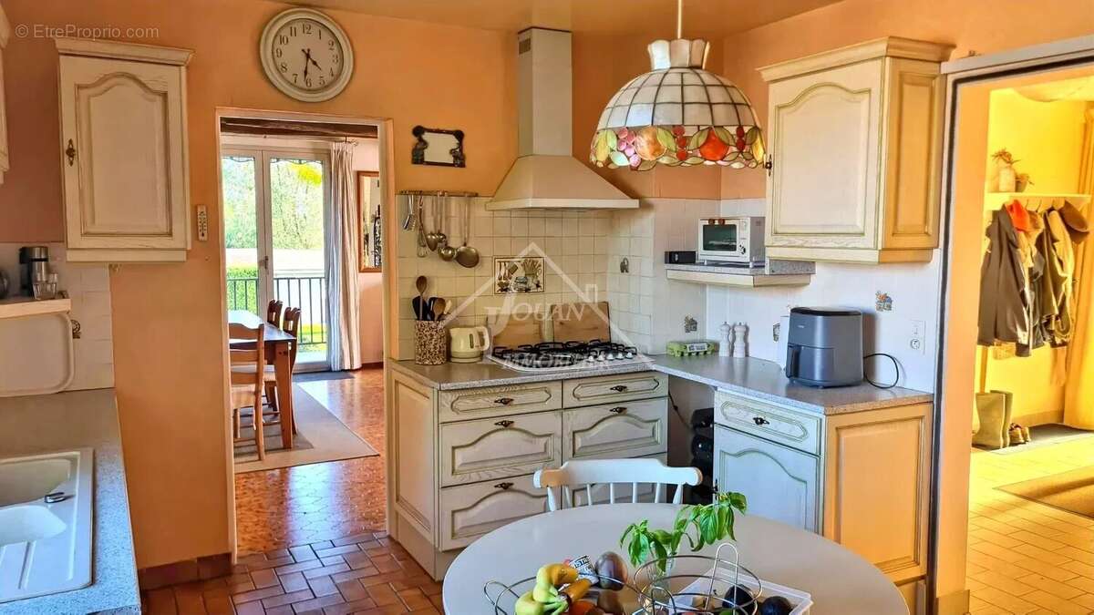 Maison à AINAY-LE-CHATEAU