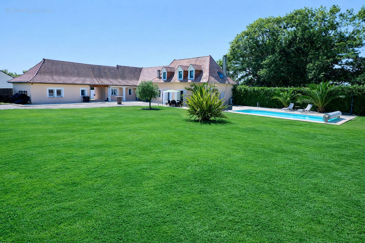 Maison à BUROS