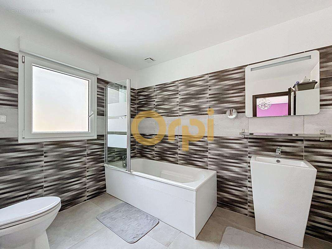 Maison à BAGNOLS-EN-FORET