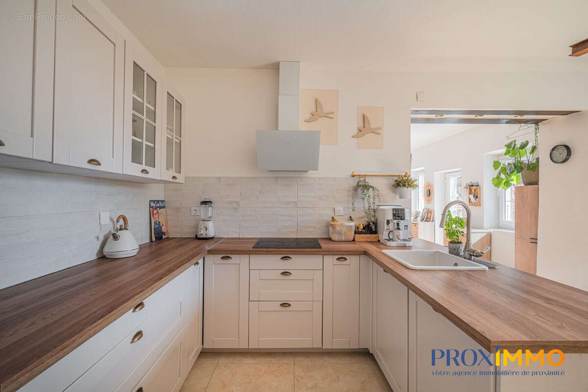 Maison 170 m² à Saint-Jean-De-Moirans  - photo 2