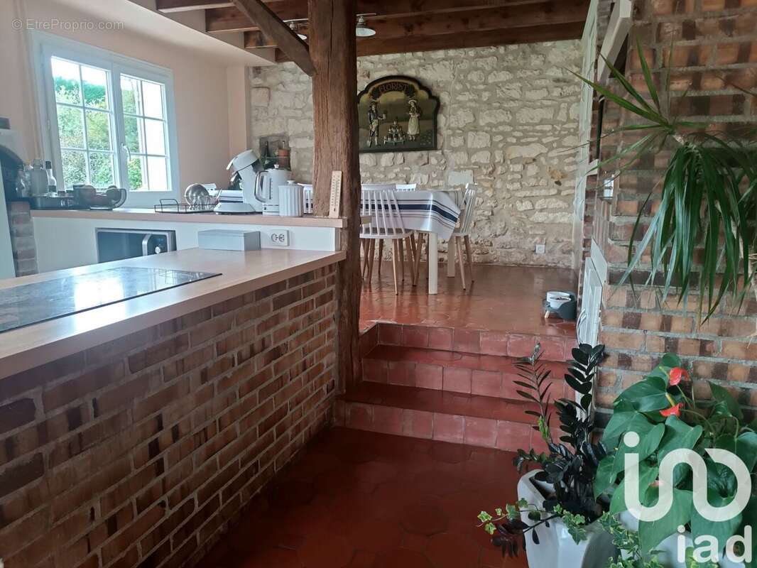 Maison 252 m² à Corme-Royal  - photo 8