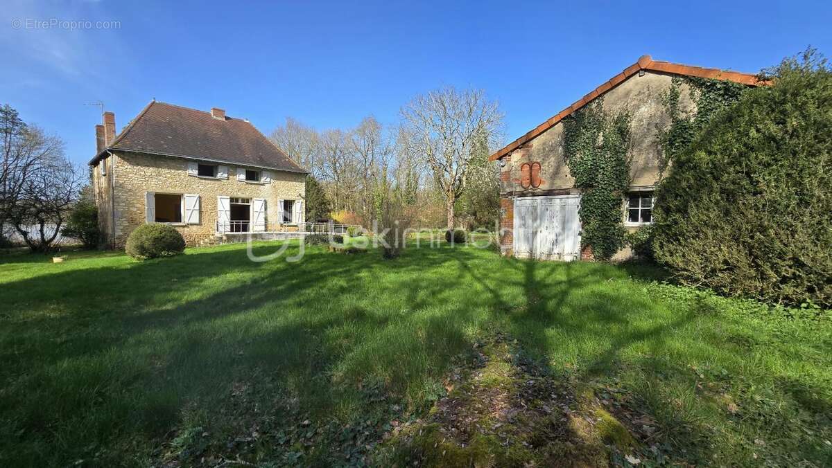Ensemble immobilier, maison de 178 m², maisonnette, granges, petits toits, terres et étang - photo 5