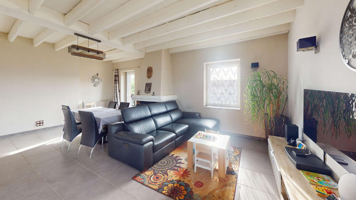 Maison à SAINT-VICTOR-MALESCOURS
