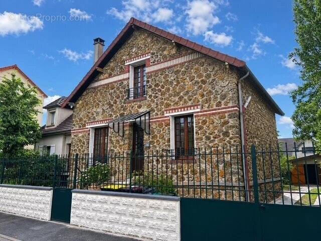 Maison à SAVIGNY-SUR-ORGE