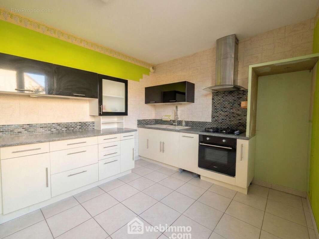 ...la cuisine aménagée - Maison à LA POUEZE