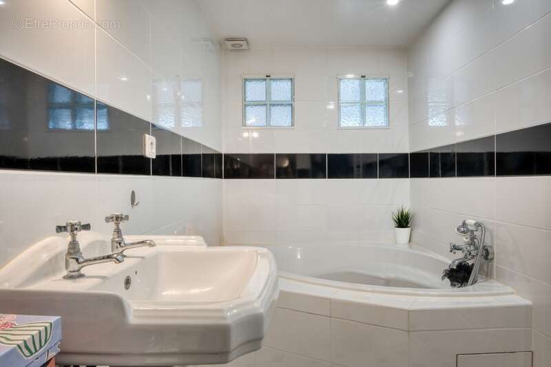 EXCLUSIVITE - Dpt Yvelines (78), à vendre à SAULX-MARCHAIS, Maison de caractère 6 pièces - photo 8