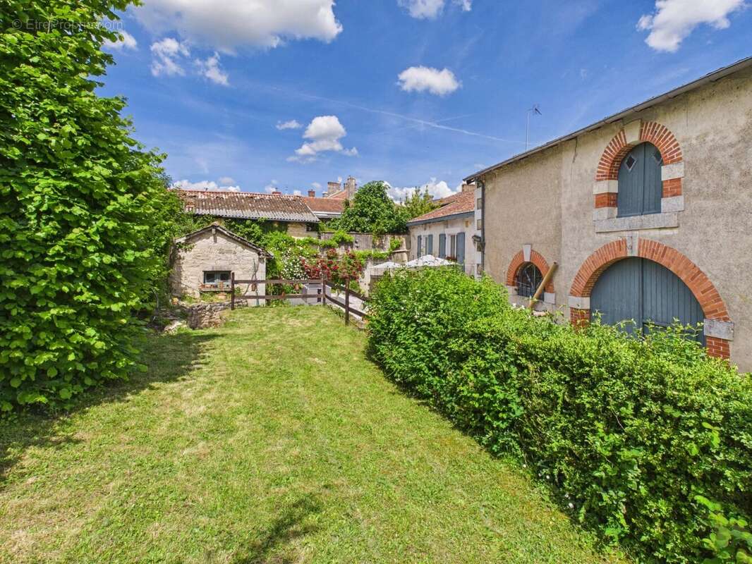 Maison à CHAMPAGNE-MOUTON