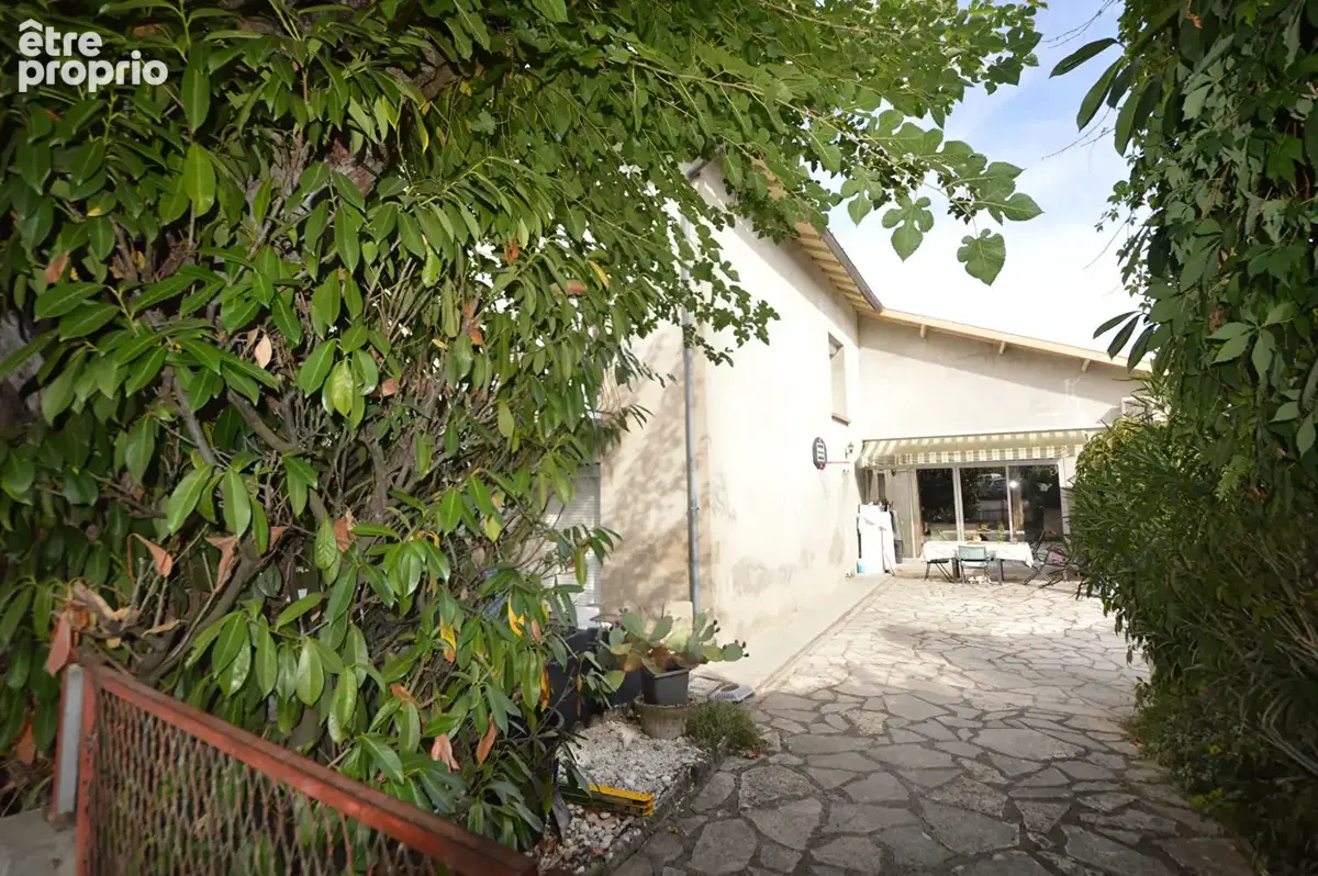 Immeuble en ville 2 appartements avec cours et garages - photo 2