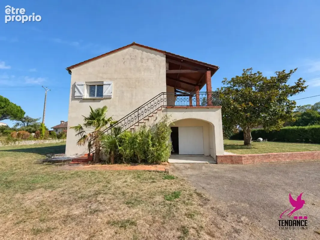 Maison 180 m² avec  Garages et dépendances. - photo 2
