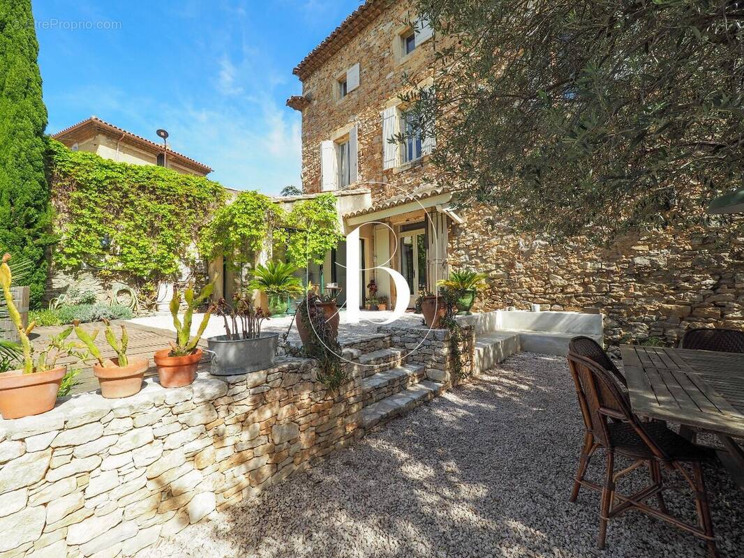 Maison à LAUDUN-L'ARDOISE