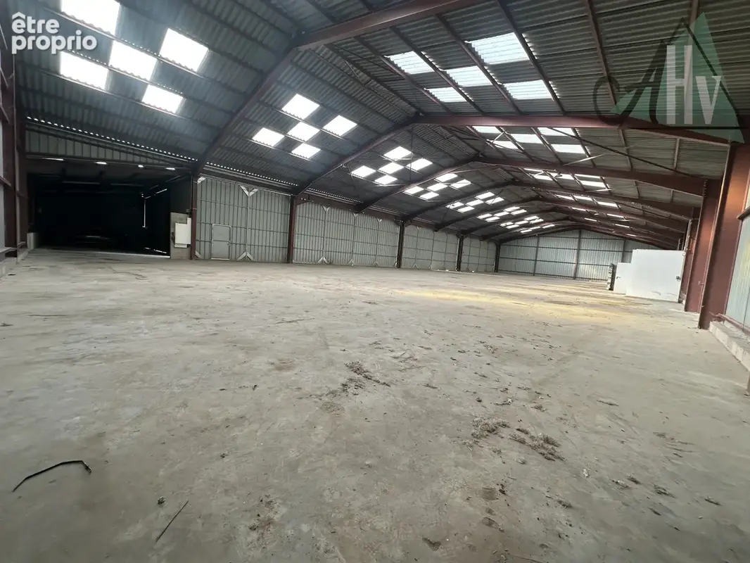Hangar de stockage - 1 100m2 - Parcelle de 4000 m2 environ - Sainte-Colombe - photo 7