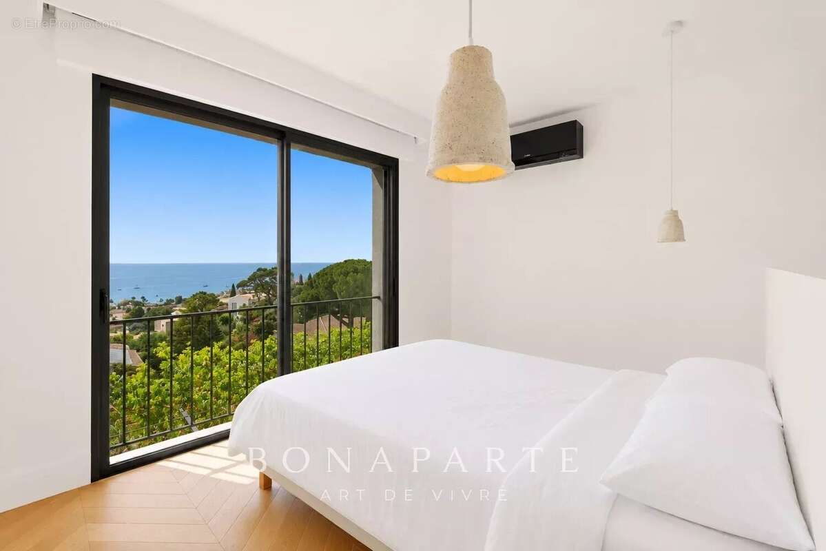 Aux portes de SUPER CANNES, élégante villa entiérement rénové - vue mer panoramique - position dominante - photo 11