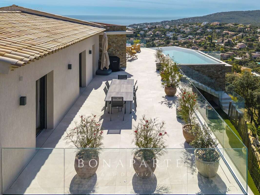 LES ISSAMBRES : Villa contemporaine d’exception – 257 m² habitables – Vue mer panoramique - photo 5