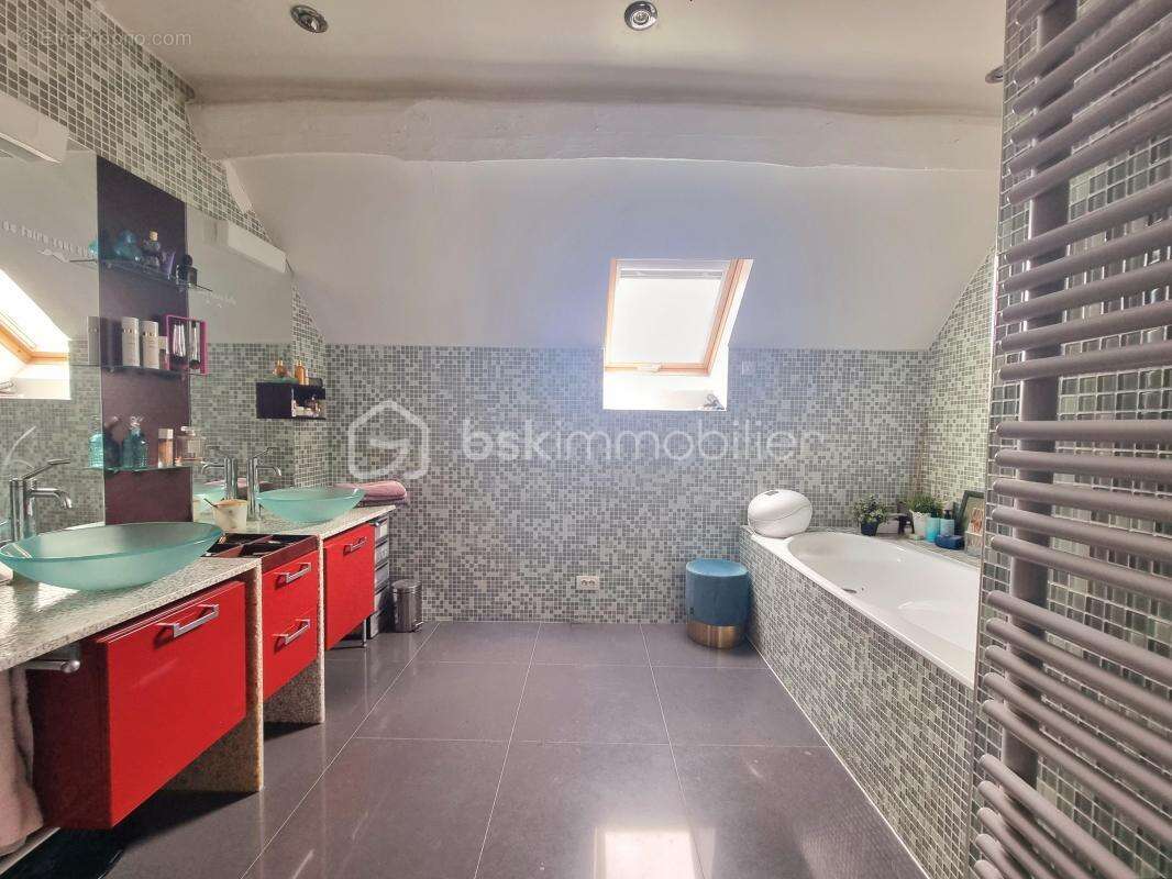 Charmante maison en pierre, 8 pièces, 4 chambres, garage, annexes, piscine !!! - photo 17