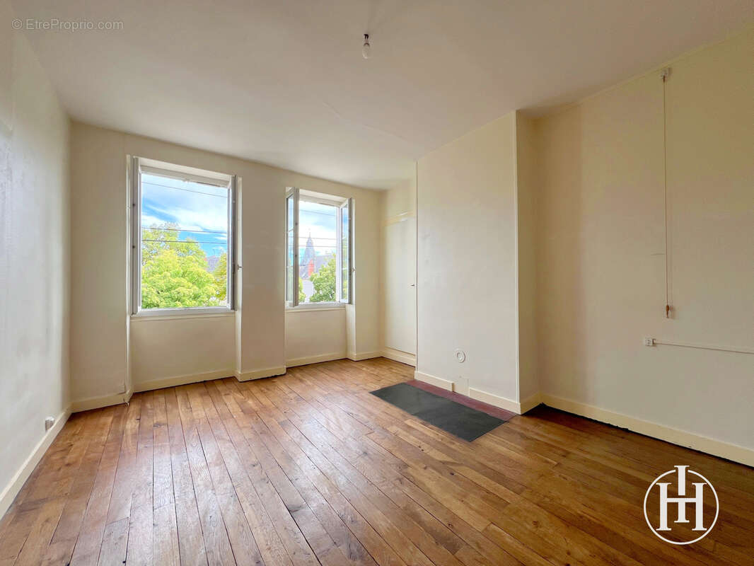 Maison à DUN-SUR-AURON