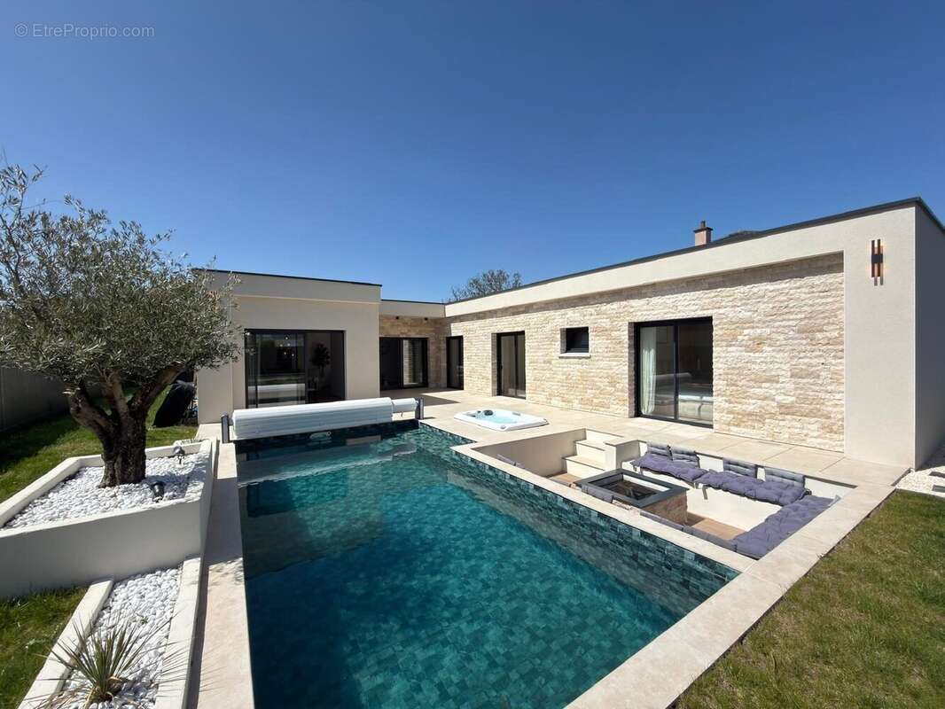 Maison à LES MARTRES-DE-VEYRE