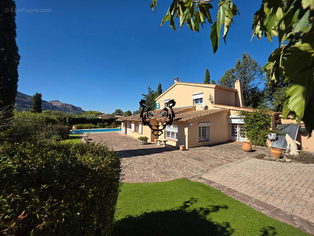 Maison à ROQUEBRUNE-SUR-ARGENS